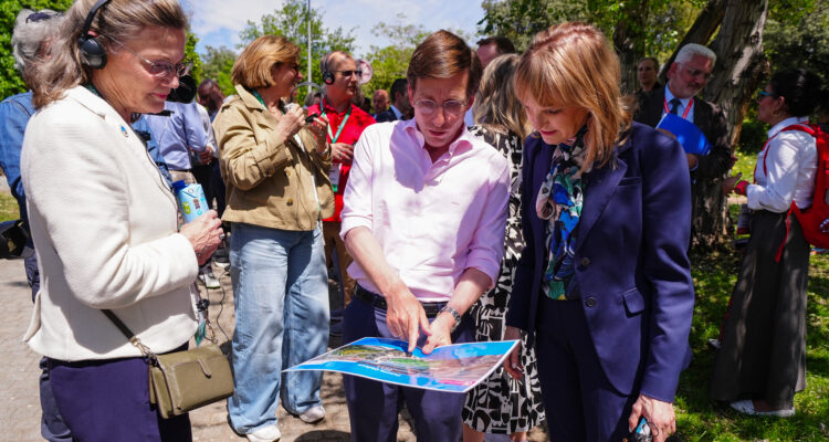 José Luis Martínez-Almeida durante su visita a Madrid Río junto a una delegación de alcaldes participantes en Bloomberg Citylab