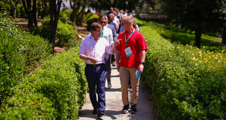 José Luis Martínez-Almeida durante su visita a Madrid Río junto a una delegación de alcaldes participantes en Bloomberg Citylab
