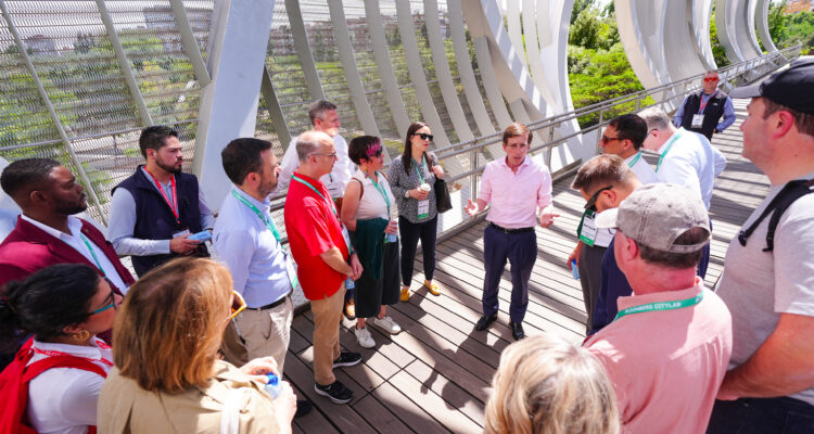 José Luis Martínez-Almeida durante su visita a Madrid Río junto a una delegación de alcaldes participantes en Bloomberg Citylab
