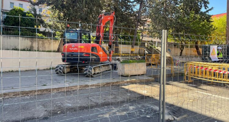 Máquina iniciando los trabajos del Plan Regenera Madrid en Hortaleza