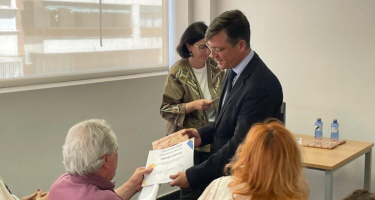 Martínez Páramo entrega lo premios de relatos cortos