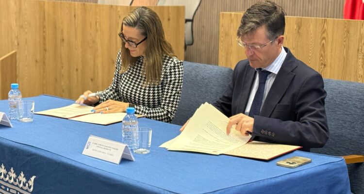 Martínez Páramo firma el convenio con el CEPA J.L Sampedro