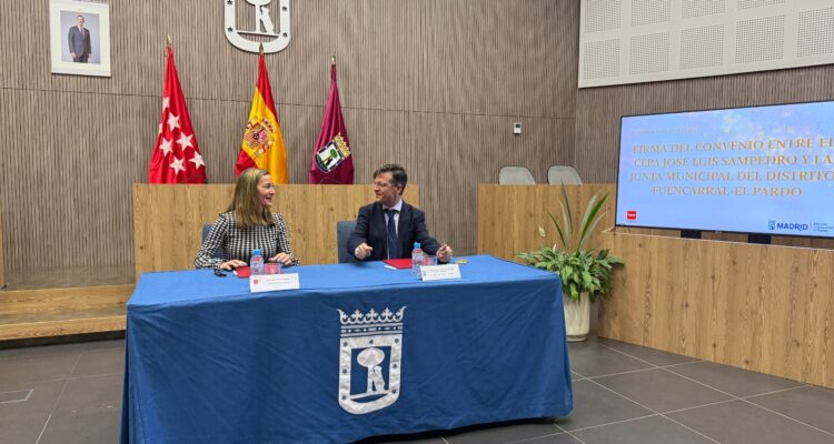 Martínez Páramo firma el convenio con el CEPA J.L Sampedro