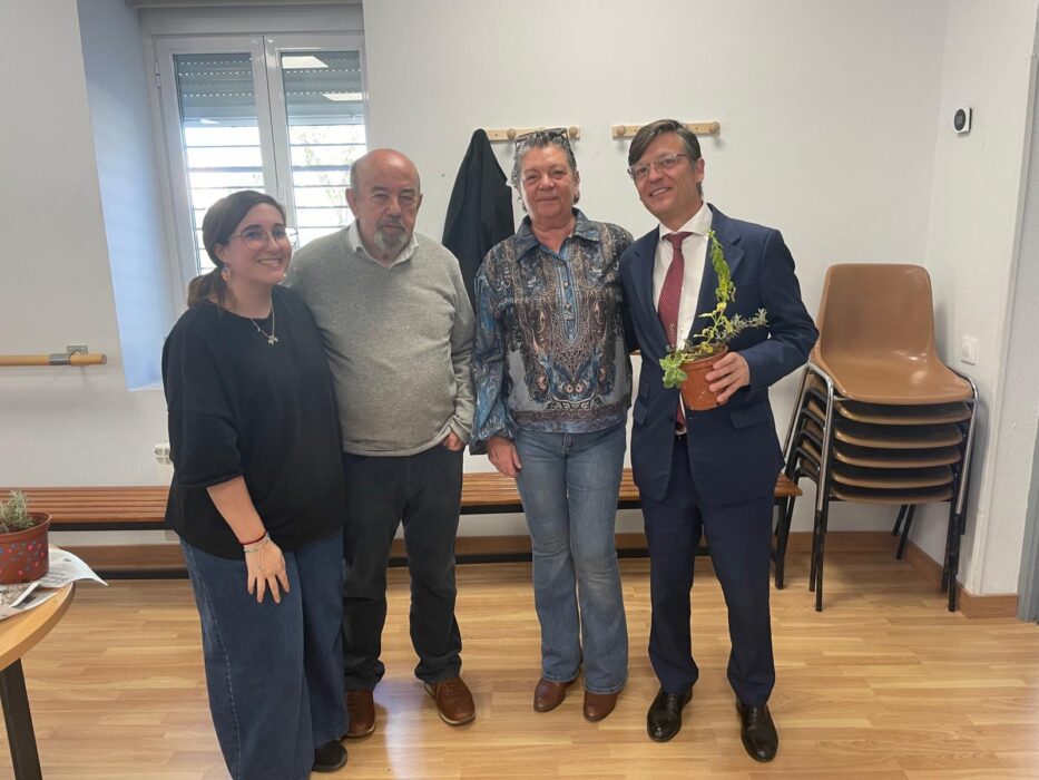 Martínez Páramo visita el taller 'Jardines con alma'