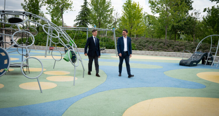 Martínez Páramo y González Pereira en parque infantil de La Gavia