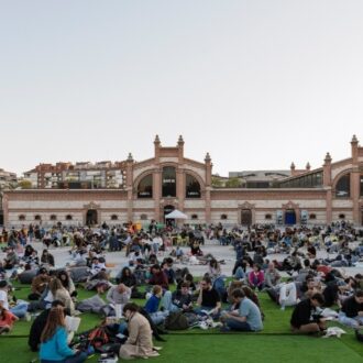 Personas leyendo en la Plaza de Matadero Madrid durante el Día del Libro 2026