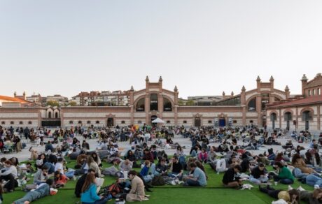 Personas leyendo en la Plaza de Matadero Madrid durante el Día del Libro 2026