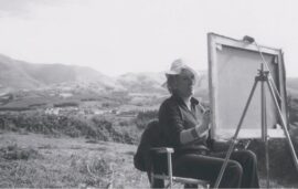 Menchu Gal pintando al aire libre en un paisaje rural del País Vasco con caballete