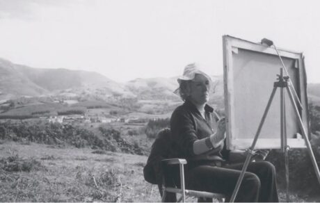 Menchu Gal pintando al aire libre en un paisaje rural del País Vasco con caballete