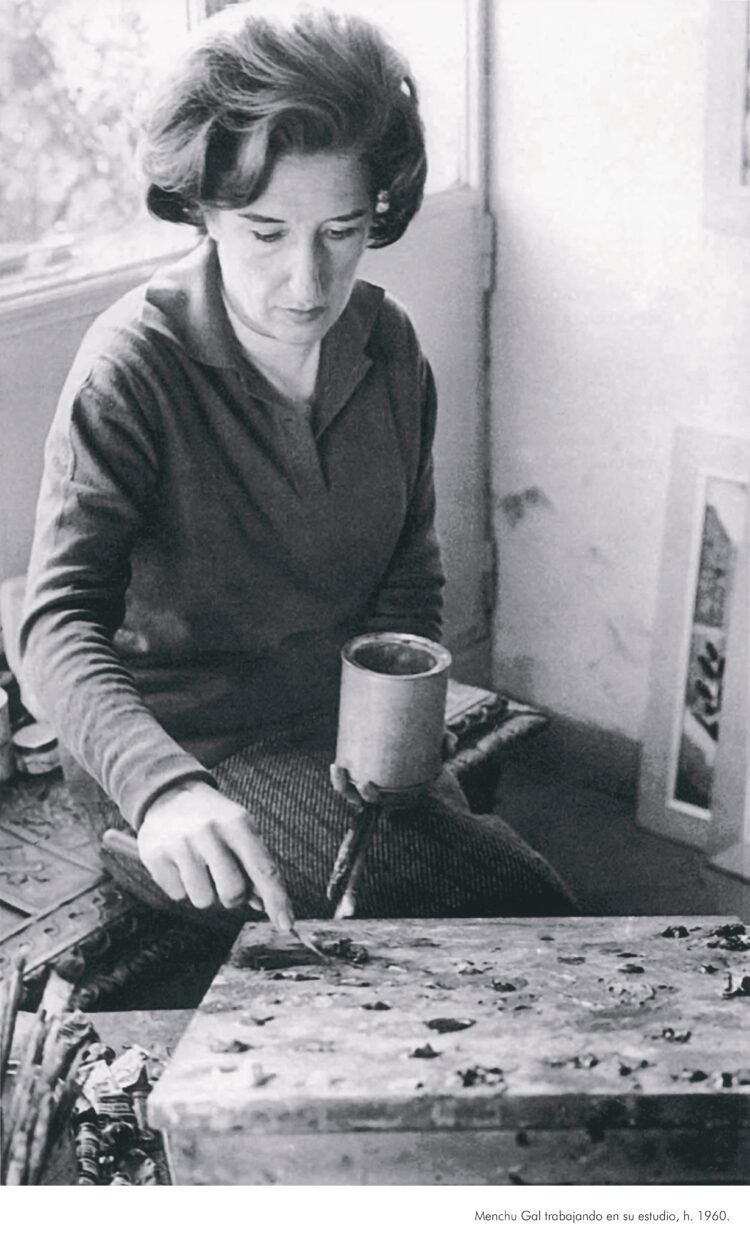 Menchu Gal trabajando en su estudio, 1960