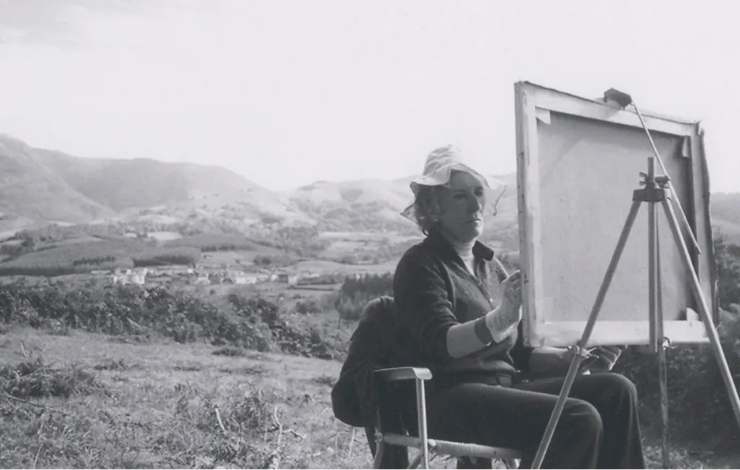 Menchu Gal pintando al aire libre en un paisaje rural del País Vasco con caballete