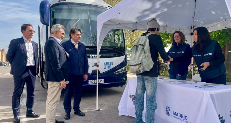 Mesa informativa 'Bus del Empleo' en Hortaleza