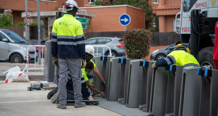 Momento de la instalación de bicimad en Pozuelo de Alarcón