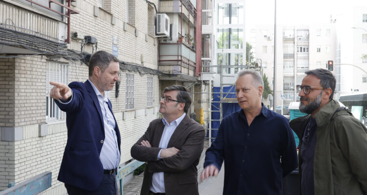 Momento de la visita a edificios de Lucero incluidos en Plan Rehabilita