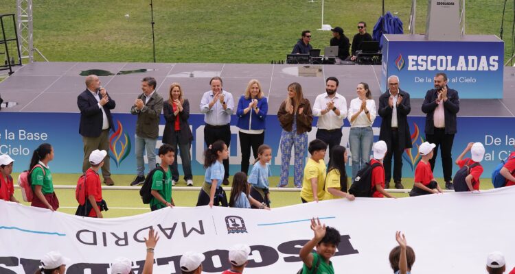 Momento del desfile inaugural de las Escoladas 2026
