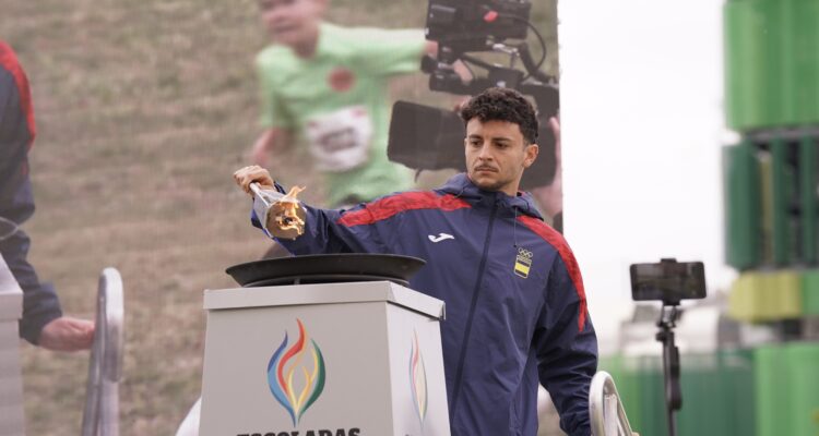 Momento del encendido del pebetero Escoladas 2026