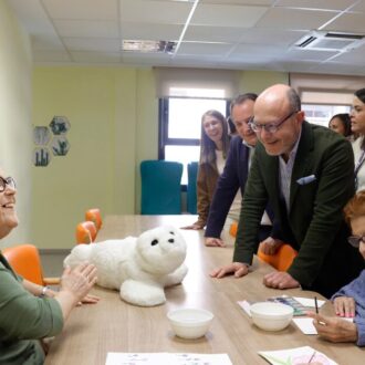 Fernández visita un centro de día municipal que ha incorporado el robot terapéutico Nuka