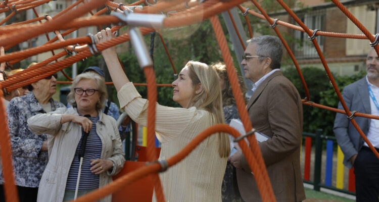 Nadia Álvarez en las nuevas instalaciones de la zona verde situada en la avenida del Marqués de Corbera