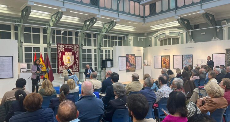 Navarro, junto al escritor Luis Alberto de Cuenca, y al cineasta José Luis Garci, en la exposición ‘Luis Alberto de Cuenca, poeta. De Madrid… al cine’