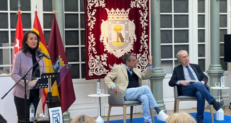 Navarro, junto al escritor Luis Alberto de Cuenca, y al cineasta José Luis Garci, en la exposición ‘Luis Alberto de Cuenca, poeta. De Madrid… al cine’
