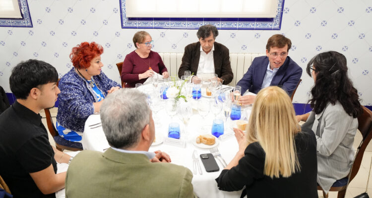 Almeida, en su visita a la Escuela de Hostelería del Sur