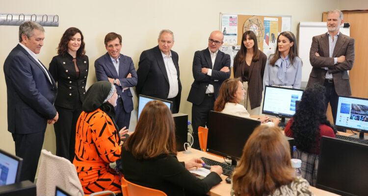 Almeida junto a los reyes de España y la presidenta de la Comunidad de Madrid, Isabel Díaz Ayuso, en su visita al Espacio Mujer Madrid