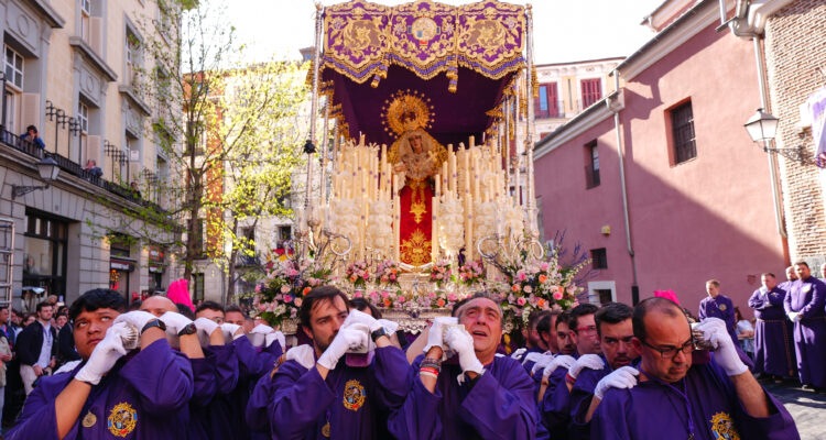 Almeida participa en la procesión de Jesús el Pobre