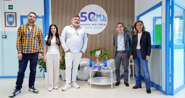 Almeida con profesorado del CEIP María Moliner con motivo de su 50 aniversario
