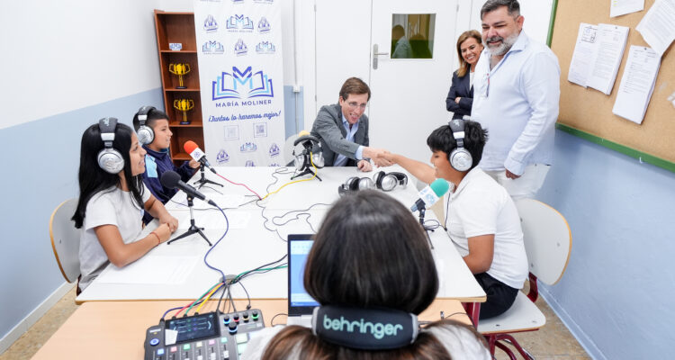 Almeida ha participado en el taller de radio ‘Moliner en las ondas’