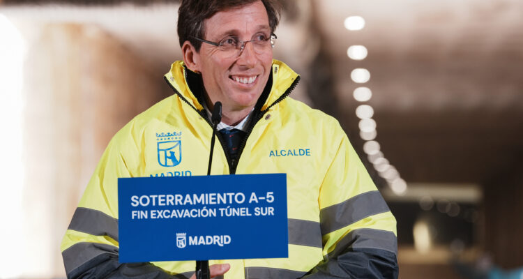 Almeida informa sobre el avance del soterramiento de la A-5 durante una visita a las obras