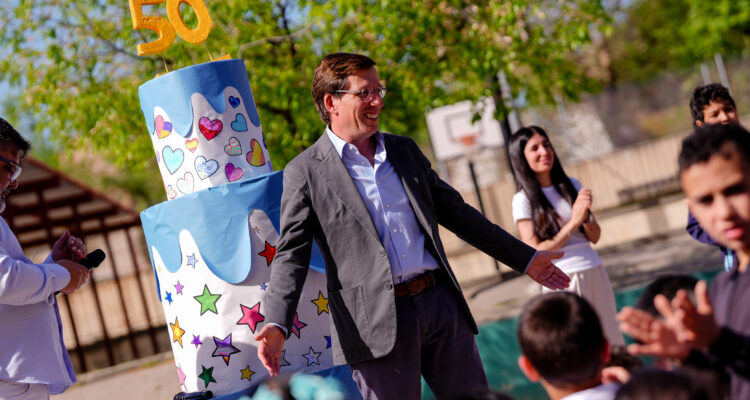 Almeida con alumnado del CEIP María Moliner