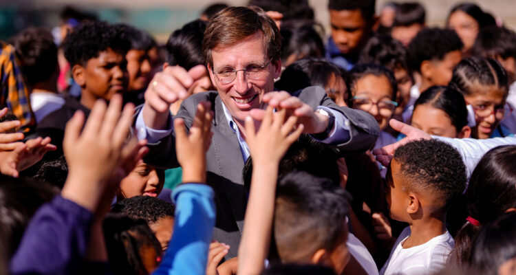 Almeida visita el CEIP María Moliner con motivo de su 50 aniversario