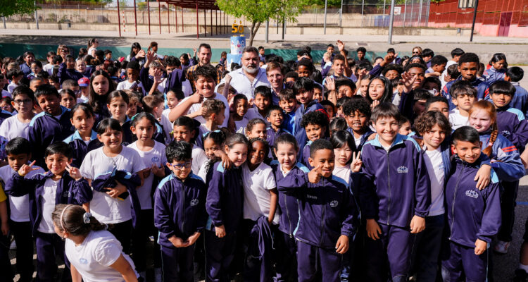 Almeida con alumnado del CEIP María Moliner
