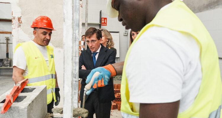 El alcalde de Madrid, José Luis Martínez-Almeida, ha visitado esta mañana la Escuela Municipal de Empleo Verde y Oficios