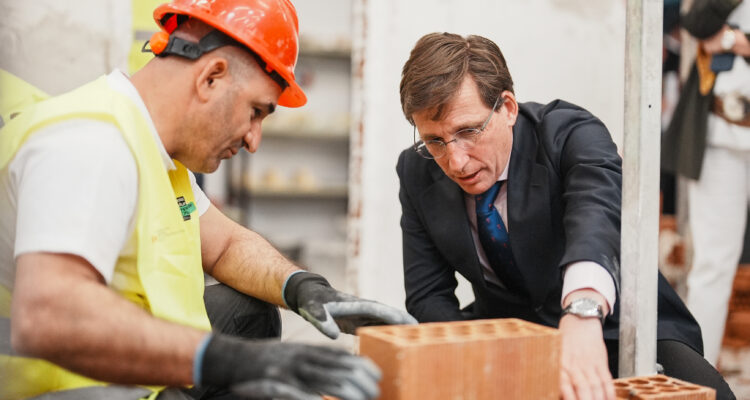 El alcalde de Madrid, José Luis Martínez-Almeida, ha visitado esta mañana la Escuela Municipal de Empleo Verde y Oficios