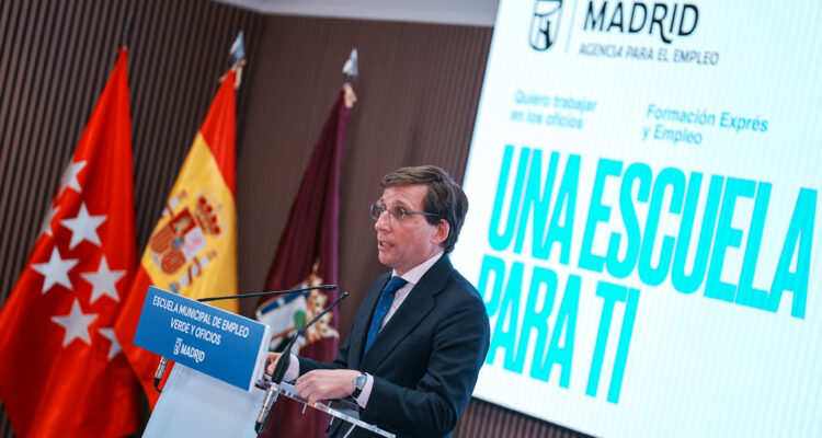 El alcalde de Madrid, José Luis Martínez-Almeida, ha visitado esta mañana la Escuela Municipal de Empleo Verde y Oficios