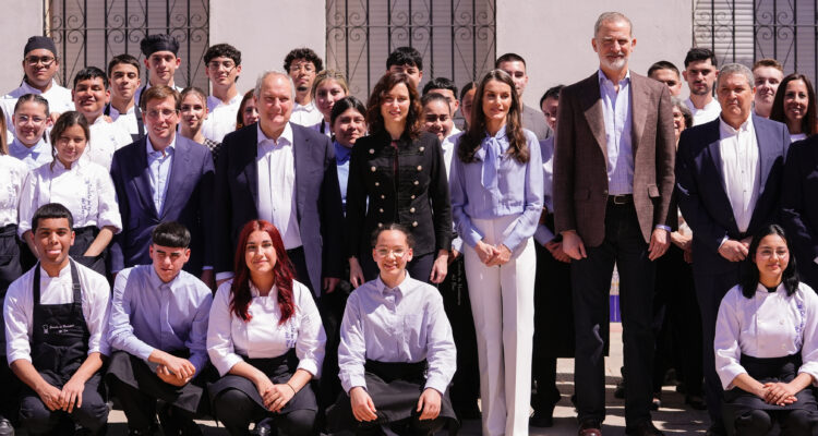 Almeida junto a los reyes de España y la presidenta de la Comunidad de Madrid, Isabel Díaz Ayuso, en su visita a la Escuela de Hostelería del Sur