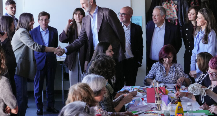 Almeida junto a los reyes de España y la presidenta de la Comunidad de Madrid, Isabel Díaz Ayuso, en su visita al Espacio Mujer Madrid