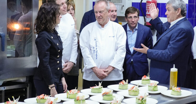Almeida junto a la presidenta de la Comunidad de Madrid, Isabel Díaz Ayuso, en su visita a la Escuela de Hostelería del Sur