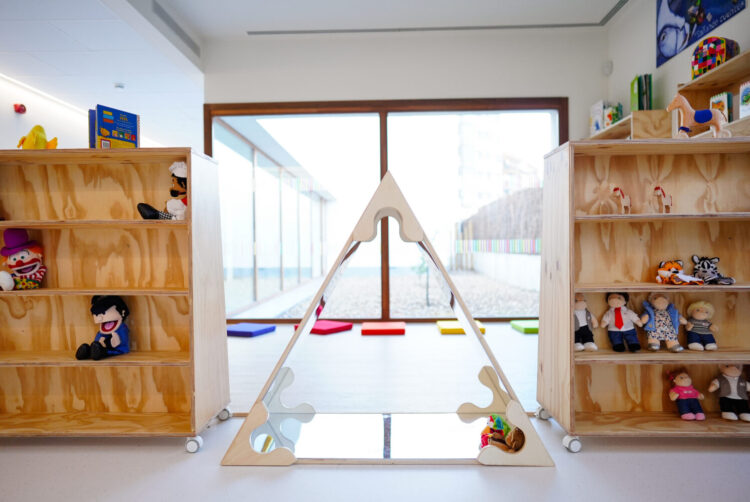 Una caseta dentro de un aula infantil