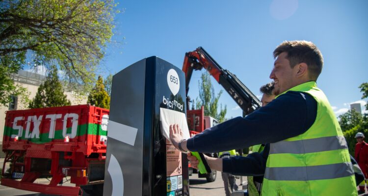 Operario instalando la estación 653 de bicimad de Pozuelo de Alarcón