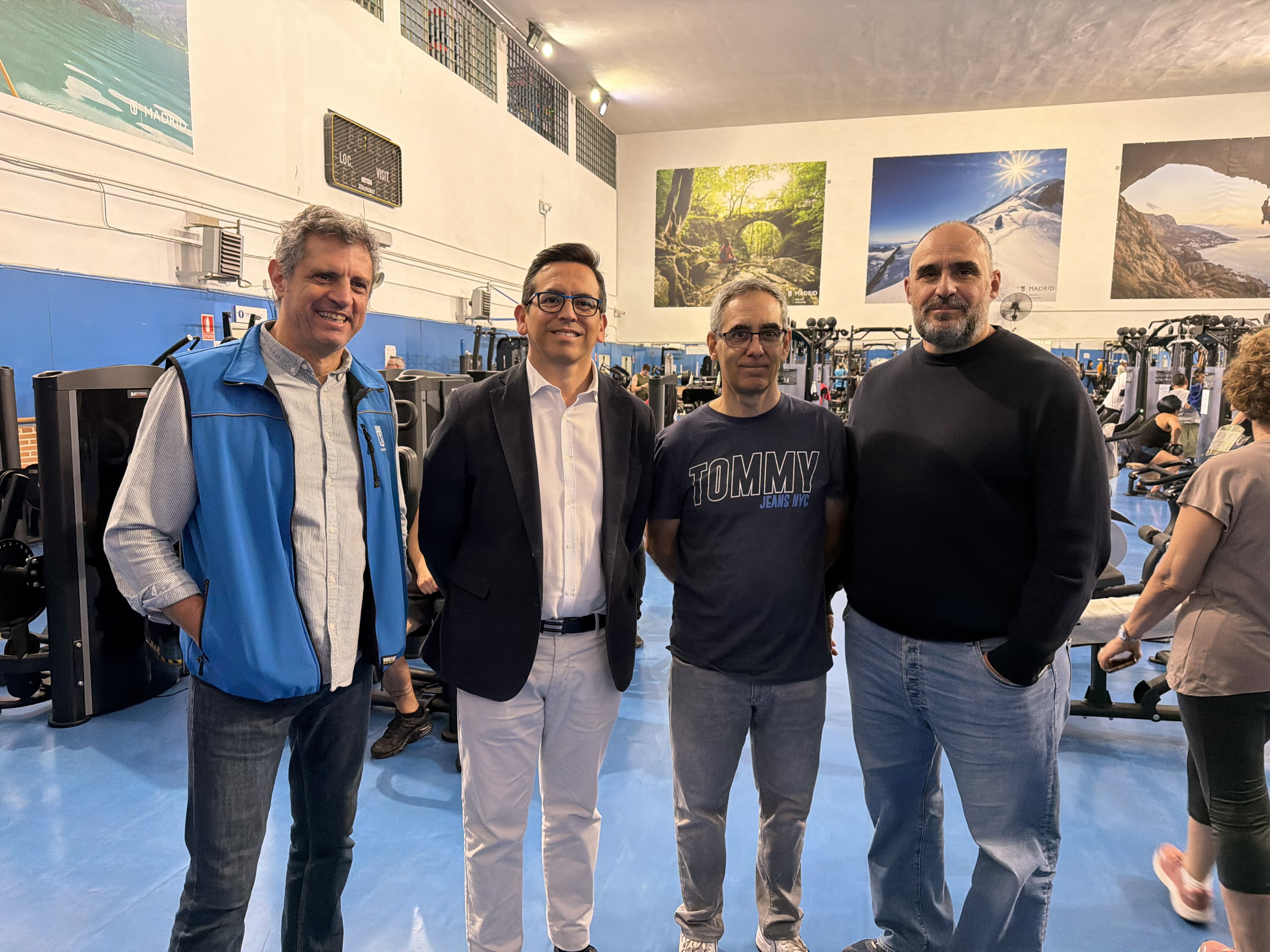 El concejal de Villaverde, Orlando Chacón, ha visitado el CDM San Cristóbal para agradecer el esfuerzo a los trabajadores del centro