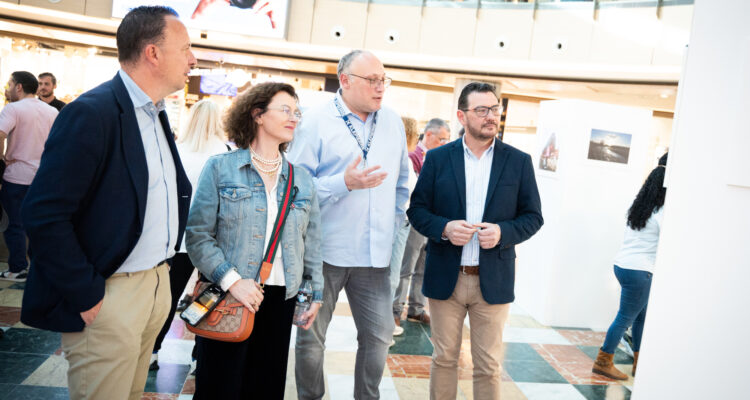El concejal Carlos González ha inaugurado la exposición del V Certamen de Fotografía en el Centro Comercial La Gavia.