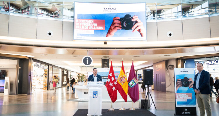 El concejal Carlos González ha inaugurado la exposición del V Certamen de Fotografía en el Centro Comercial La Gavia.