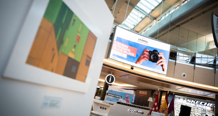 El concejal Carlos González ha inaugurado la exposición del V Certamen de Fotografía en el Centro Comercial La Gavia.