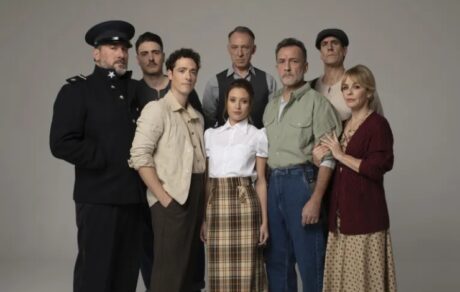 Reparto de la obra Panorama desde el puente posando en grupo