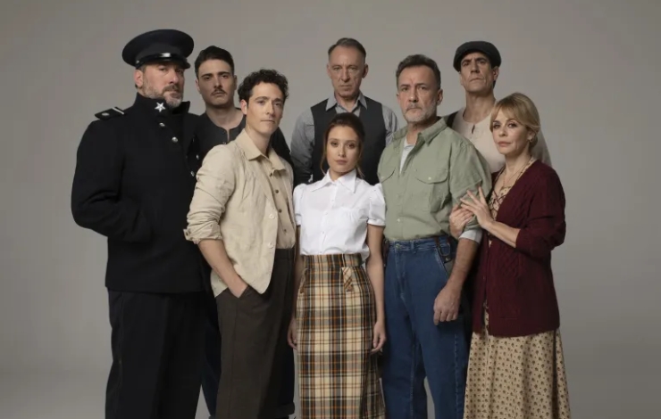 Reparto de la obra Panorama desde el puente posando en grupo