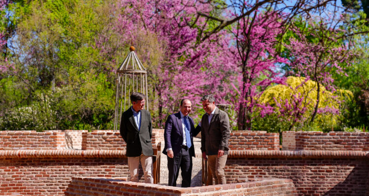 Páramo, Carabante y Peña durante la visita al jardín histórico El Capricho