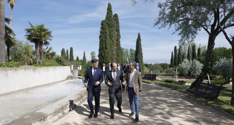 Páramo y Carabante durante la visita al jardín árabe del parque Juan Carlos I