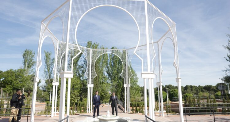 Páramo y Carabante durante la visita al jardín renovado